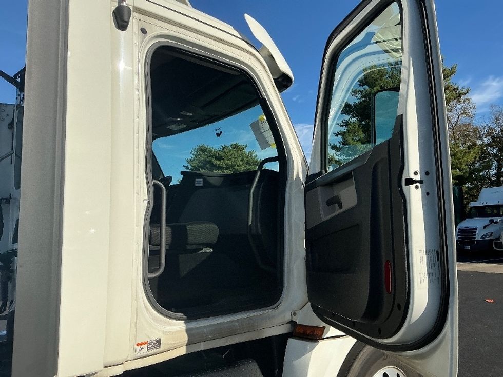 Day Cab Tractor-Heavy Duty Tractors-Freightliner-2020-T12642ST-Lexington-KY-303,155\n\t\tmiles-$ 41,000 - Image 12