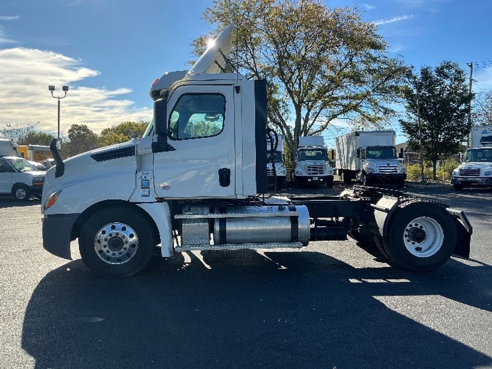 Day Cab Tractor-Heavy Duty Tractors-Freightliner-2020-T12642ST-Lexington-KY-303,155\n\t\tmiles-$ 41,000 - Image 4