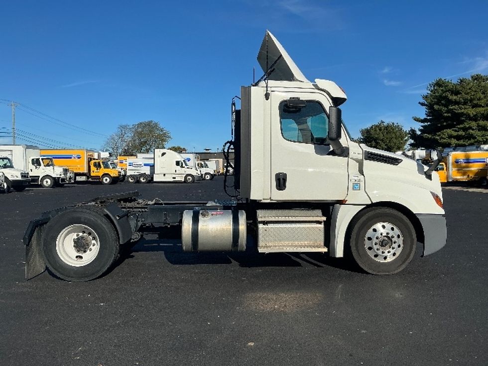 Day Cab Tractor-Heavy Duty Tractors-Freightliner-2020-T12642ST-Lexington-KY-303,155\n\t\tmiles-$ 41,000 - Image 8