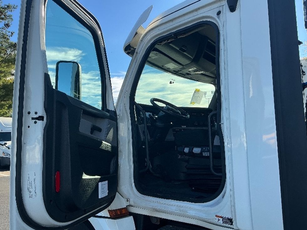 Day Cab Tractor-Heavy Duty Tractors-Freightliner-2020-T12642ST-Lexington-KY-303,155\n\t\tmiles-$ 41,000 - Image 9