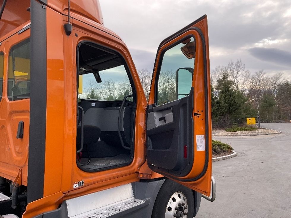 Day Cab Tractor-Heavy Duty Tractors-Freightliner-2020-T12642ST-Londonderry-NH-369,253\n\t\tmiles-$ 37,750 - Image 12