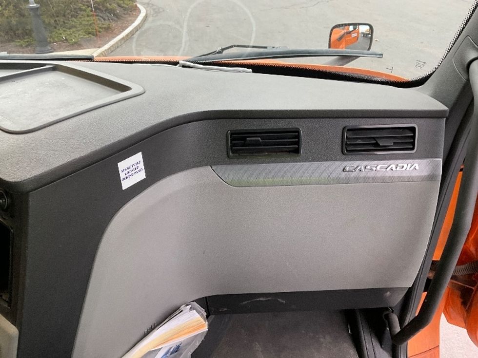 Day Cab Tractor-Heavy Duty Tractors-Freightliner-2020-T12642ST-Londonderry-NH-369,253\n\t\tmiles-$ 37,750 - Image 13