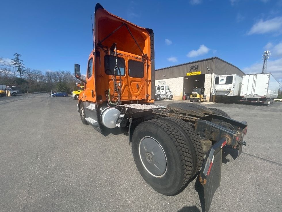 Day Cab Tractor-Heavy Duty Tractors-Freightliner-2020-T12642ST-Londonderry-NH-369,253\n\t\tmiles-$ 37,750 - Image 5