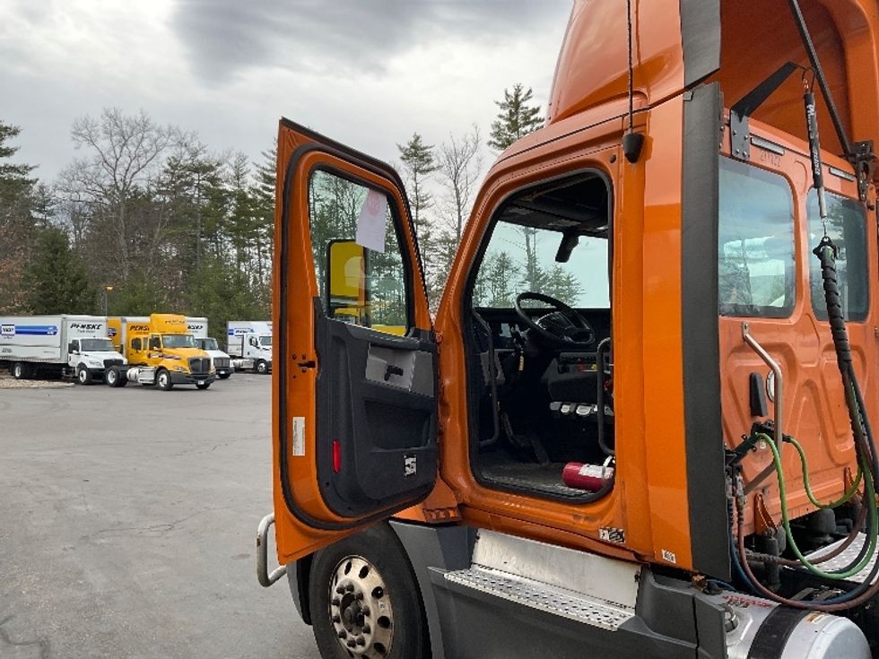 Day Cab Tractor-Heavy Duty Tractors-Freightliner-2020-T12642ST-Londonderry-NH-369,253\n\t\tmiles-$ 37,750 - Image 9