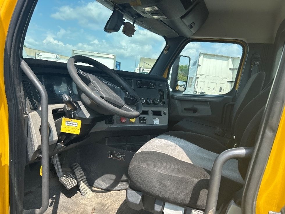 Day Cab Tractor-Heavy Duty Tractors-Freightliner-2020-T12642ST-Louisville-KY-266,866\n\t\tmiles-$ 41,500 - Image 10