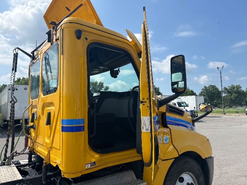 Day Cab Tractor-Heavy Duty Tractors-Freightliner-2020-T12642ST-Louisville-KY-266,866\n\t\tmiles-$ 41,500 - Image 12