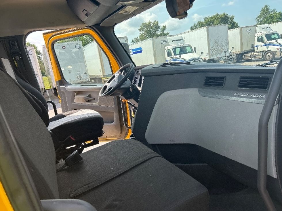 Day Cab Tractor-Heavy Duty Tractors-Freightliner-2020-T12642ST-Louisville-KY-266,866\n\t\tmiles-$ 41,500 - Image 14