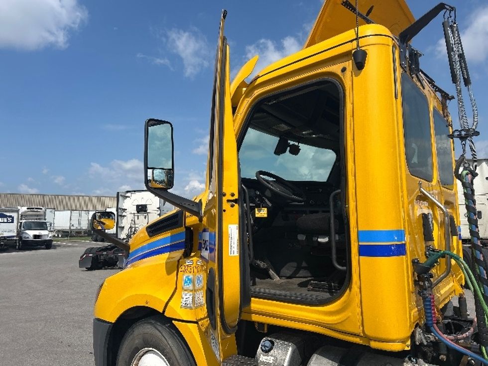 Day Cab Tractor-Heavy Duty Tractors-Freightliner-2020-T12642ST-Louisville-KY-266,866\n\t\tmiles-$ 41,500 - Image 9