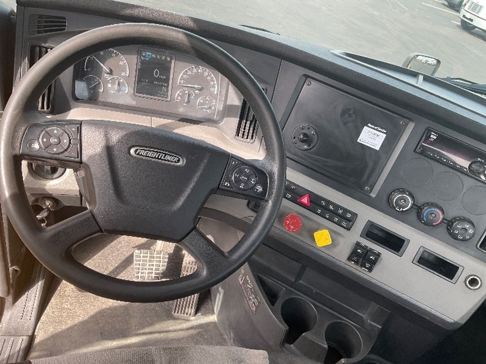 Day Cab Tractor-Heavy Duty Tractors-Freightliner-2020-T12642ST-Madison-AL-186,675\n\t\tmiles-$ 55,750 - Image 11