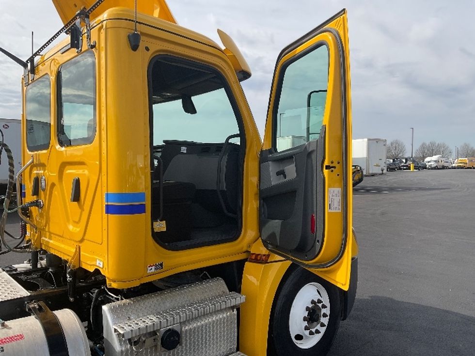 Day Cab Tractor-Heavy Duty Tractors-Freightliner-2020-T12642ST-Madison-AL-186,675\n\t\tmiles-$ 55,750 - Image 12