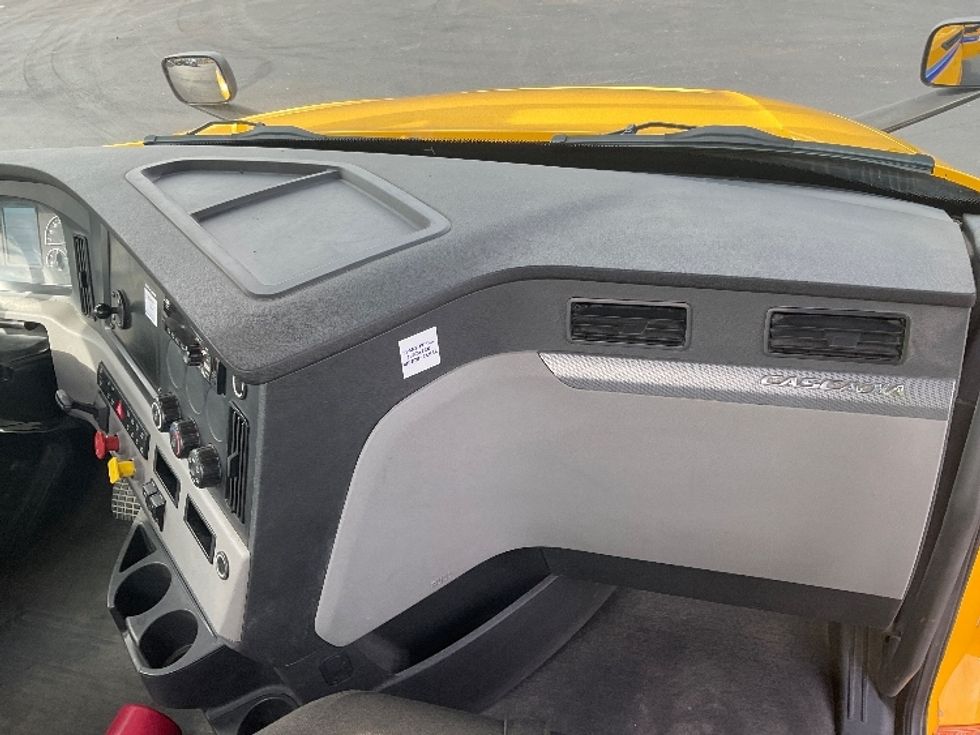 Day Cab Tractor-Heavy Duty Tractors-Freightliner-2020-T12642ST-Madison-AL-186,675\n\t\tmiles-$ 55,750 - Image 13