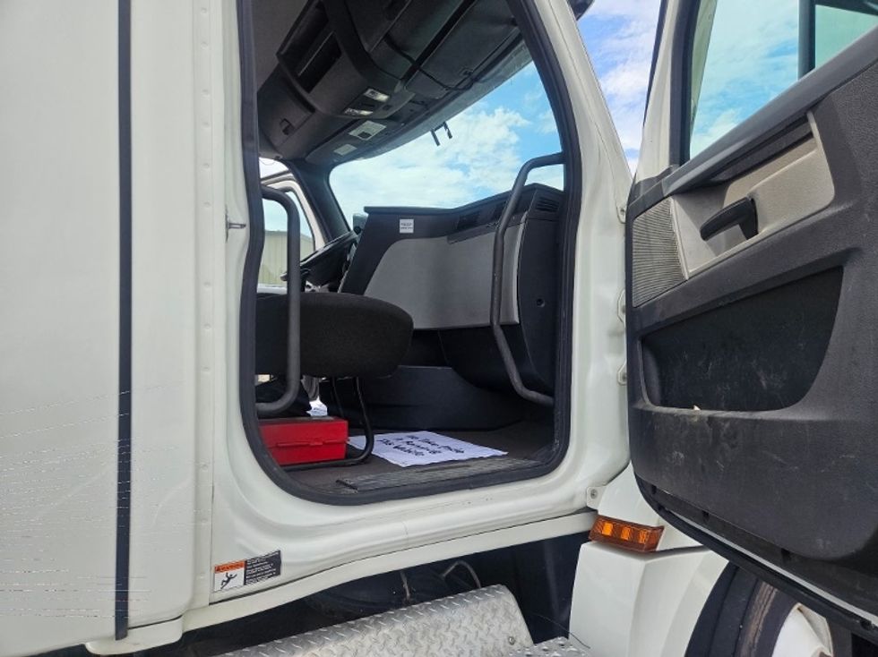 Day Cab Tractor-Heavy Duty Tractors-Freightliner-2020-T12642ST-Mansfield-OH-275,986\n\t\tmiles-$ 38,750 - Image 12