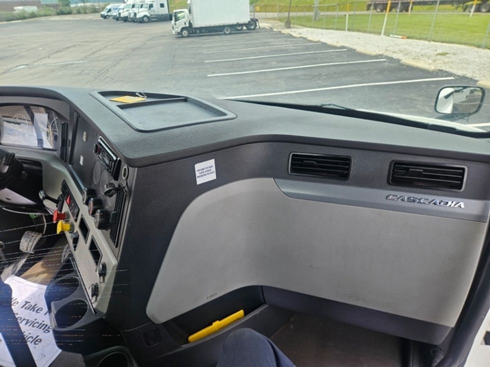 Day Cab Tractor-Heavy Duty Tractors-Freightliner-2020-T12642ST-Mansfield-OH-275,986\n\t\tmiles-$ 38,750 - Image 13