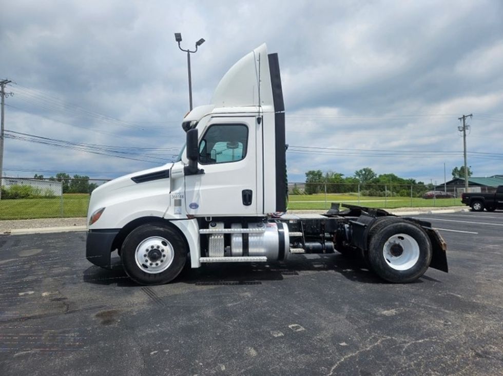 Day Cab Tractor-Heavy Duty Tractors-Freightliner-2020-T12642ST-Mansfield-OH-275,986\n\t\tmiles-$ 38,750 - Image 4