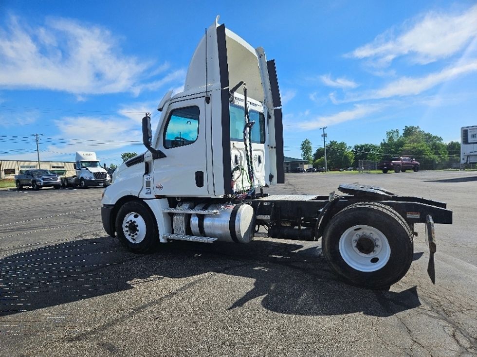 Day Cab Tractor-Heavy Duty Tractors-Freightliner-2020-T12642ST-Mansfield-OH-275,986\n\t\tmiles-$ 38,750 - Image 5