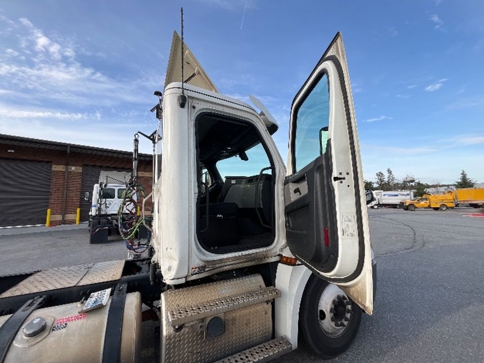 Day Cab Tractor-Heavy Duty Tractors-Freightliner-2020-T12642ST-Mcdonough-GA-673,486\n\t\tmiles-$ 22,250 - Image 12