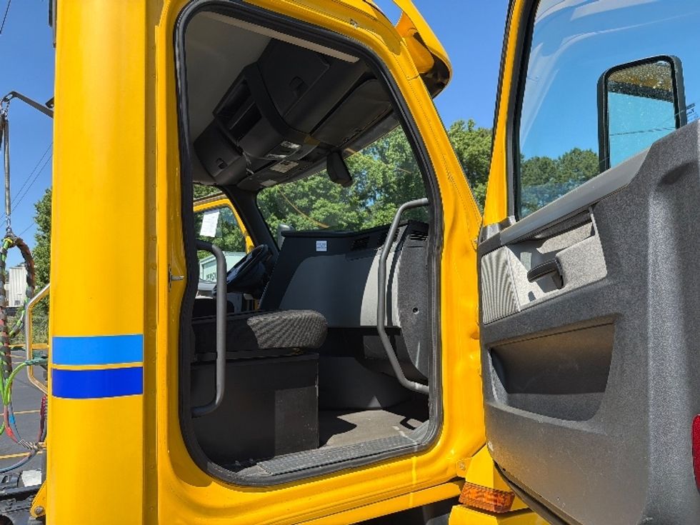 Day Cab Tractor-Heavy Duty Tractors-Freightliner-2020-T12642ST-Mebane-NC-180,457\n\t\tmiles-$ 49,750 - Image 12