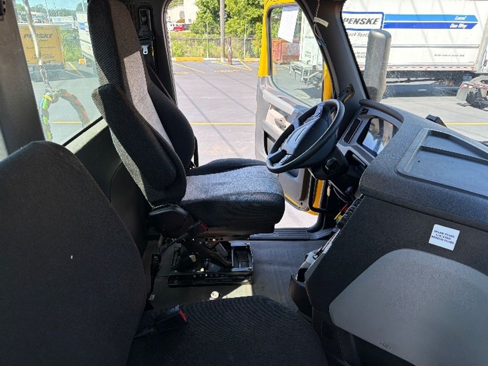 Day Cab Tractor-Heavy Duty Tractors-Freightliner-2020-T12642ST-Mebane-NC-180,457\n\t\tmiles-$ 49,750 - Image 14