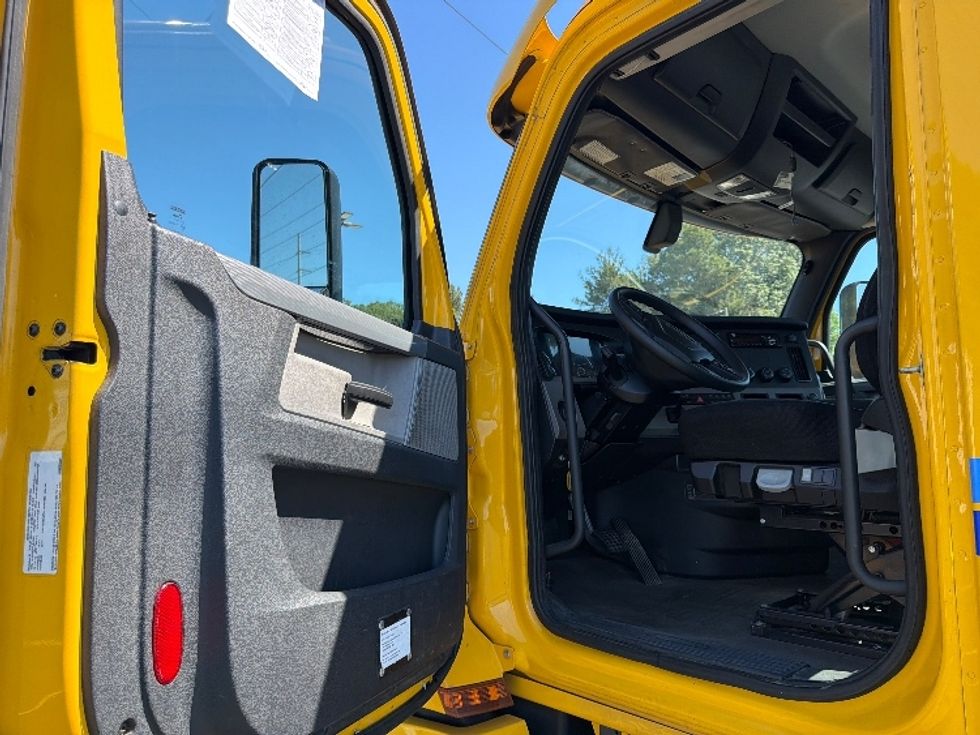 Day Cab Tractor-Heavy Duty Tractors-Freightliner-2020-T12642ST-Mebane-NC-180,457\n\t\tmiles-$ 49,750 - Image 9