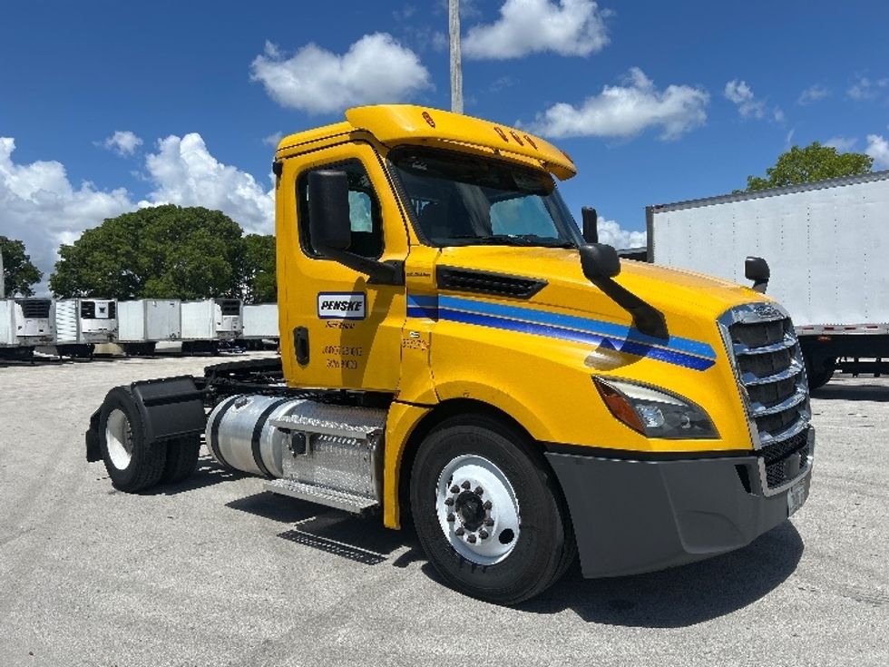 Day Cab Tractor-Heavy Duty Tractors-Freightliner-2020-T12642ST-Medley-FL-237,764\n\t\tmiles-$ 46,500 - Image 1
