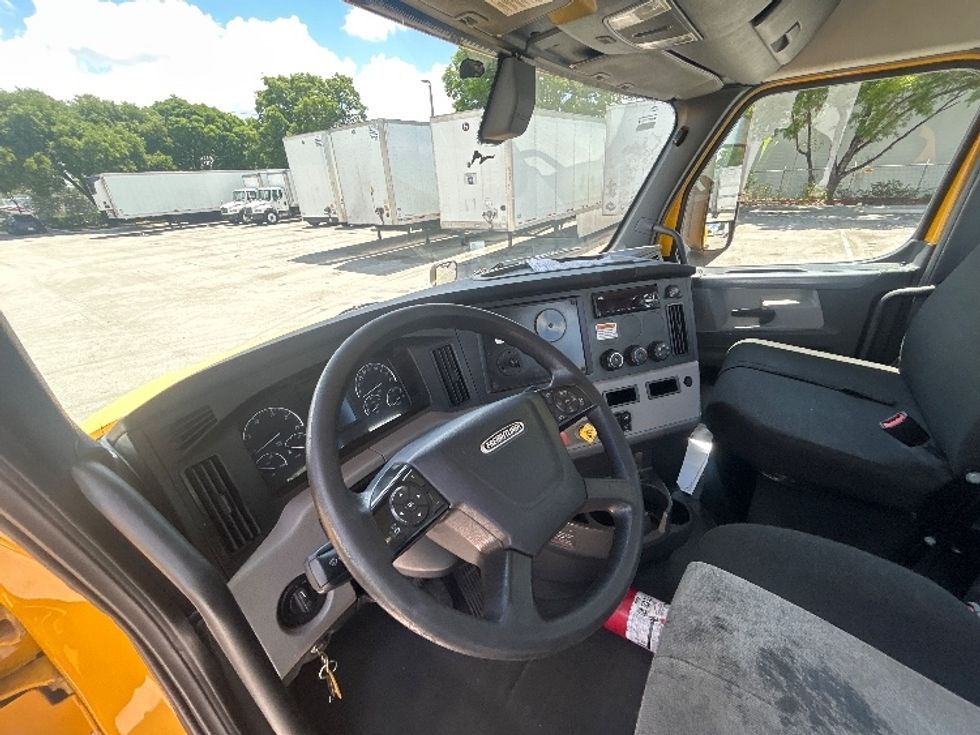 Day Cab Tractor-Heavy Duty Tractors-Freightliner-2020-T12642ST-Medley-FL-237,764\n\t\tmiles-$ 46,500 - Image 10