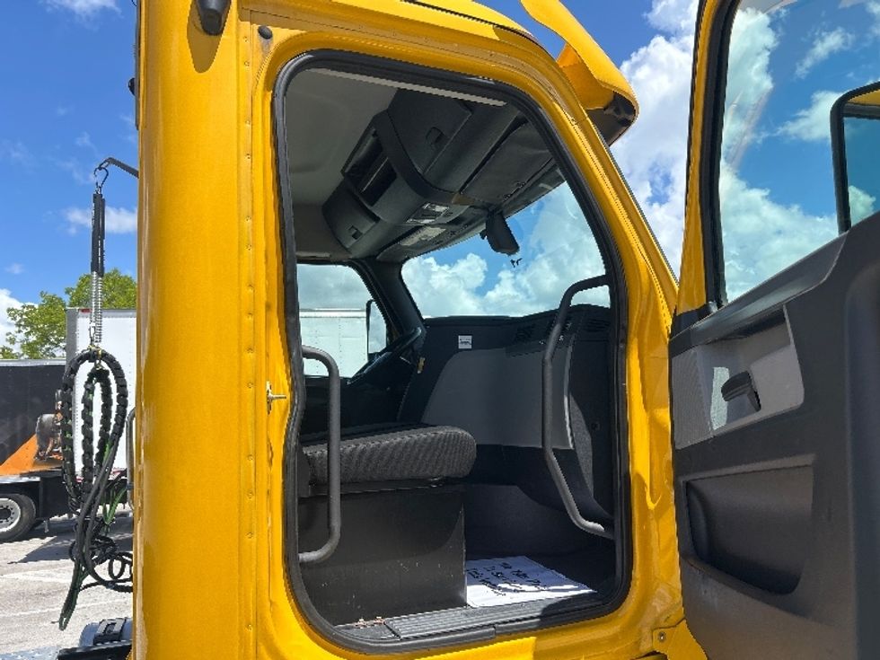 Day Cab Tractor-Heavy Duty Tractors-Freightliner-2020-T12642ST-Medley-FL-237,764\n\t\tmiles-$ 46,500 - Image 12