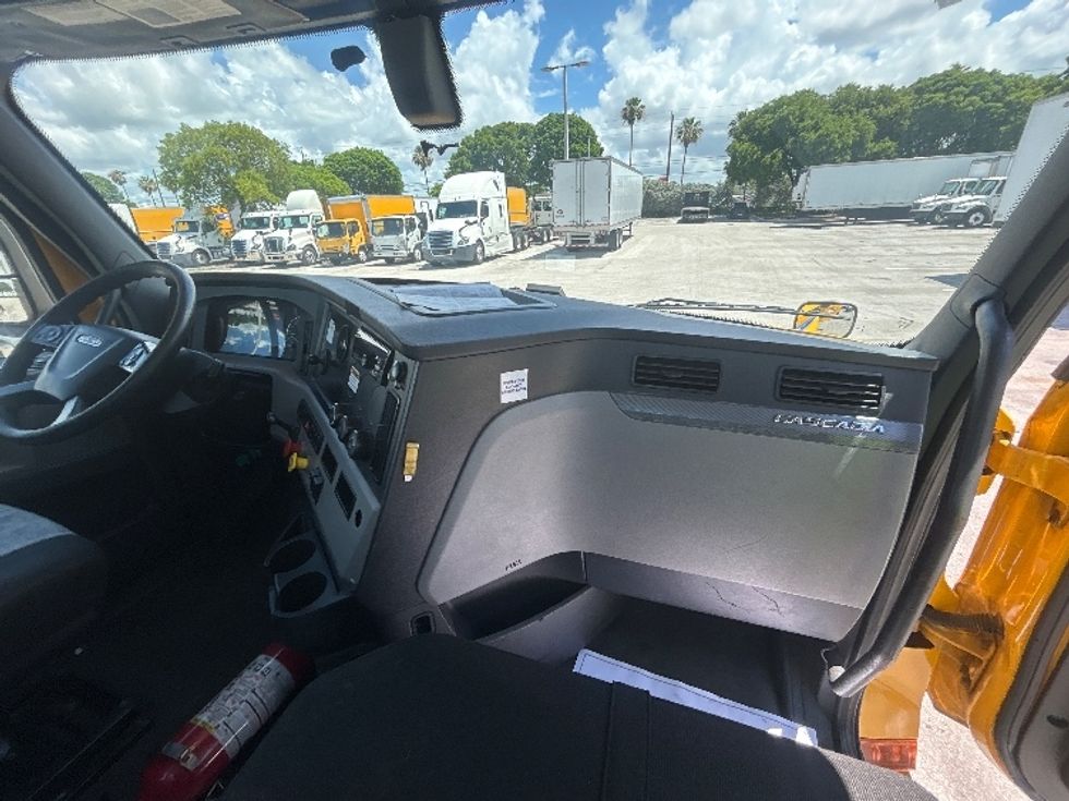 Day Cab Tractor-Heavy Duty Tractors-Freightliner-2020-T12642ST-Medley-FL-237,764\n\t\tmiles-$ 46,500 - Image 13