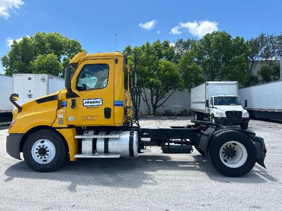 Day Cab Tractor-Heavy Duty Tractors-Freightliner-2020-T12642ST-Medley-FL-237,764\n\t\tmiles-$ 46,500 - Image 4
