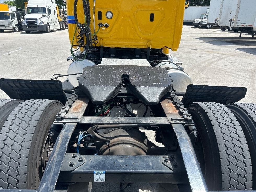 Day Cab Tractor-Heavy Duty Tractors-Freightliner-2020-T12642ST-Medley-FL-237,764\n\t\tmiles-$ 46,500 - Image 6