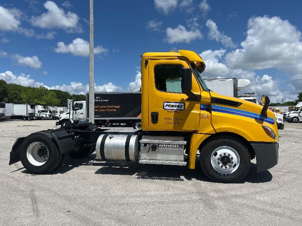 Day Cab Tractor-Heavy Duty Tractors-Freightliner-2020-T12642ST-Medley-FL-237,764\n\t\tmiles-$ 46,500 - Image 8