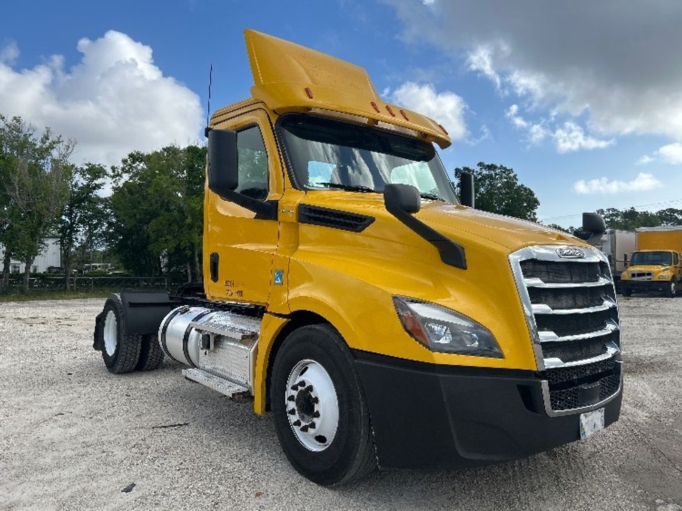 Day Cab Tractor-Heavy Duty Tractors-Freightliner-2020-T12642ST-Melbourne-FL-447,044\n\t\tmiles-$ 37,750 - Image 1
