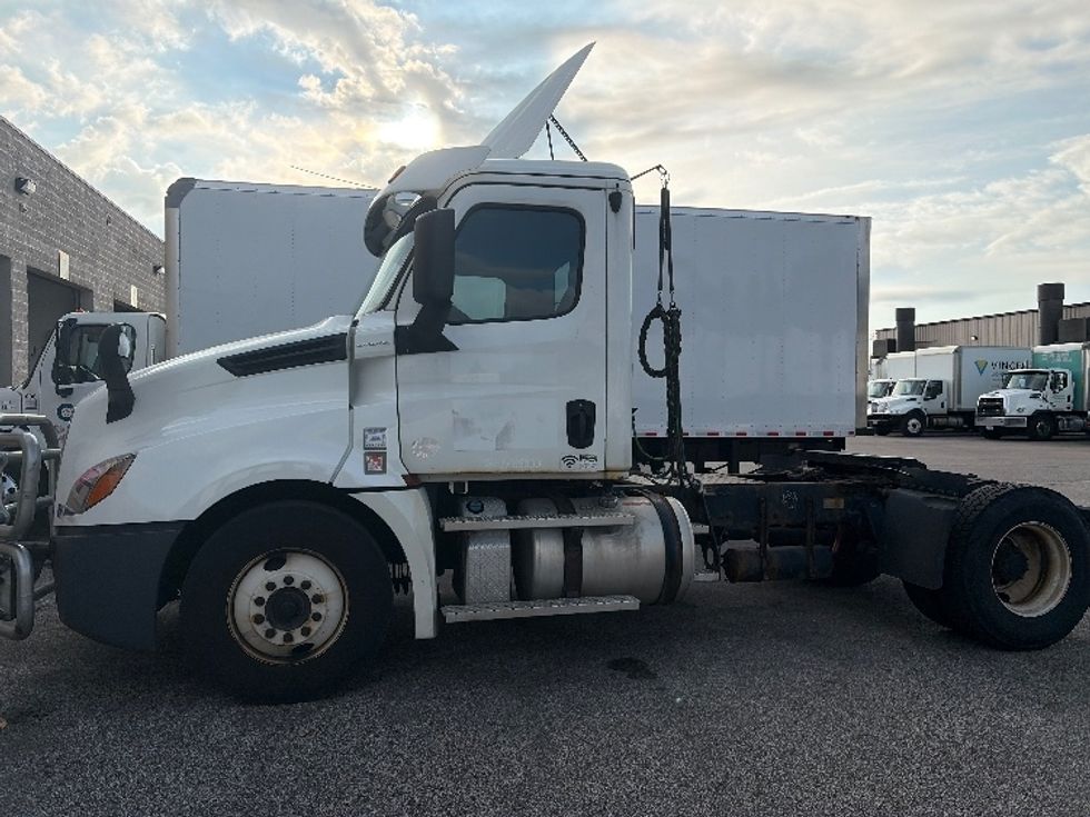 Day Cab Tractor-Heavy Duty Tractors-Freightliner-2020-T12642ST-Middlefield-OH-542,186\n\t\tmiles-$ 27,000 - Image 4