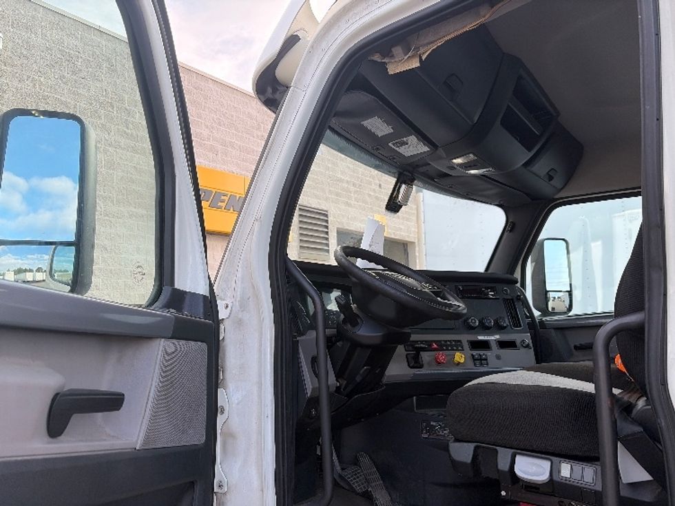 Day Cab Tractor-Heavy Duty Tractors-Freightliner-2020-T12642ST-Middlefield-OH-542,186\n\t\tmiles-$ 27,000 - Image 9