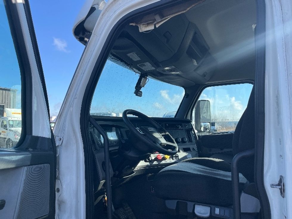 Day Cab Tractor-Heavy Duty Tractors-Freightliner-2020-T12642ST-Middlefield-OH-559,775\n\t\tmiles-$ 25,250 - Image 9