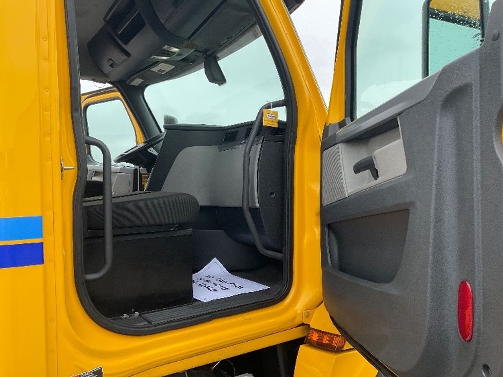 Day Cab Tractor-Heavy Duty Tractors-Freightliner-2020-T12642ST-Moberly-MO-372,526\n\t\tmiles-$ 58,500 - Image 12