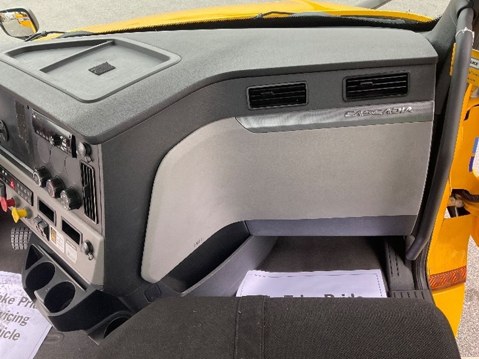 Day Cab Tractor-Heavy Duty Tractors-Freightliner-2020-T12642ST-Moberly-MO-372,526\n\t\tmiles-$ 58,500 - Image 13