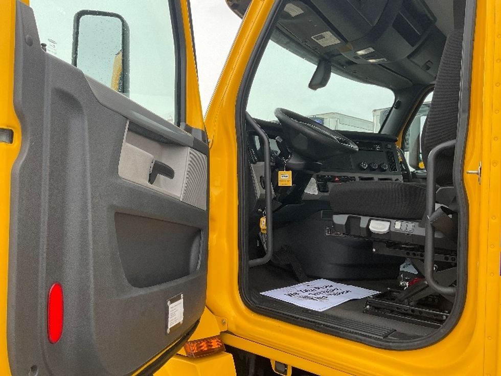 Day Cab Tractor-Heavy Duty Tractors-Freightliner-2020-T12642ST-Moberly-MO-372,526\n\t\tmiles-$ 58,500 - Image 9