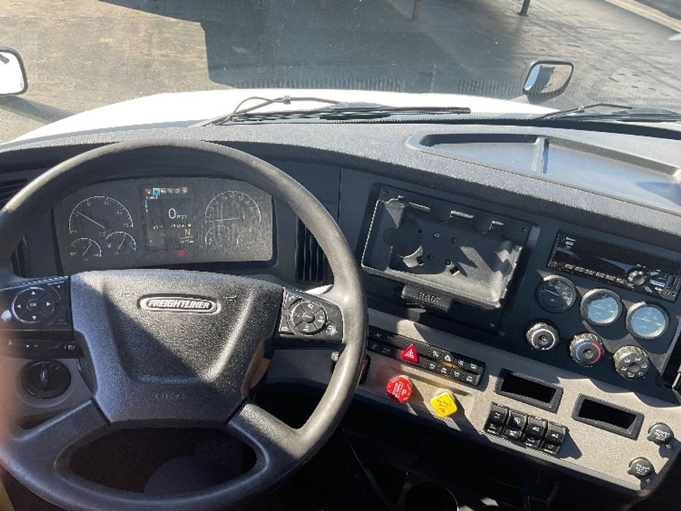 Day Cab Tractor-Heavy Duty Tractors-Freightliner-2020-T12642ST-Mount Pleasant-PA-685,118\n\t\tmiles-$ 25,500 - Image 11