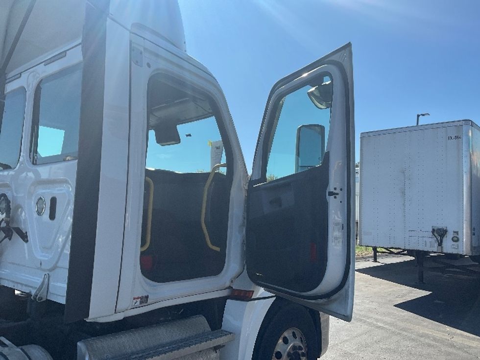 Day Cab Tractor-Heavy Duty Tractors-Freightliner-2020-T12642ST-Mount Pleasant-PA-685,118\n\t\tmiles-$ 25,500 - Image 12