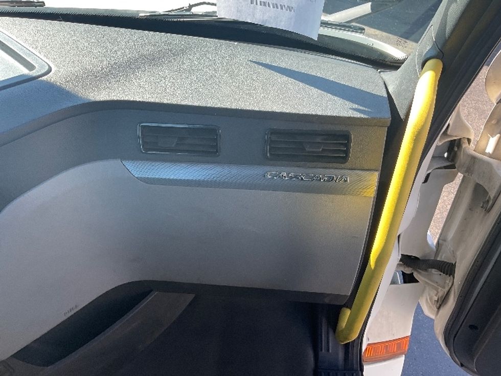 Day Cab Tractor-Heavy Duty Tractors-Freightliner-2020-T12642ST-Mount Pleasant-PA-685,118\n\t\tmiles-$ 25,500 - Image 13