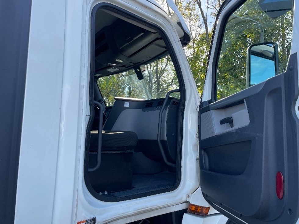 Day Cab Tractor-Heavy Duty Tractors-Freightliner-2020-T12642ST-Nashville (Mount Juliet)-TN-451,573\n\t\tmiles-$ 38,750 - Image 12