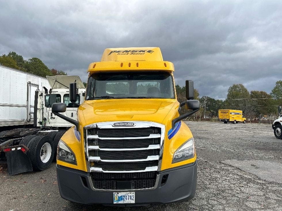2020 Freightliner Cascadia 126" Day cab photo 2