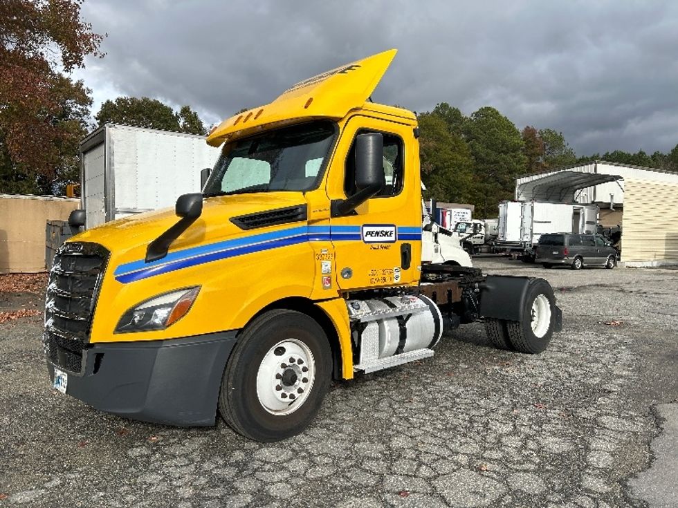 2020 Freightliner Cascadia 126" Day cab photo 3