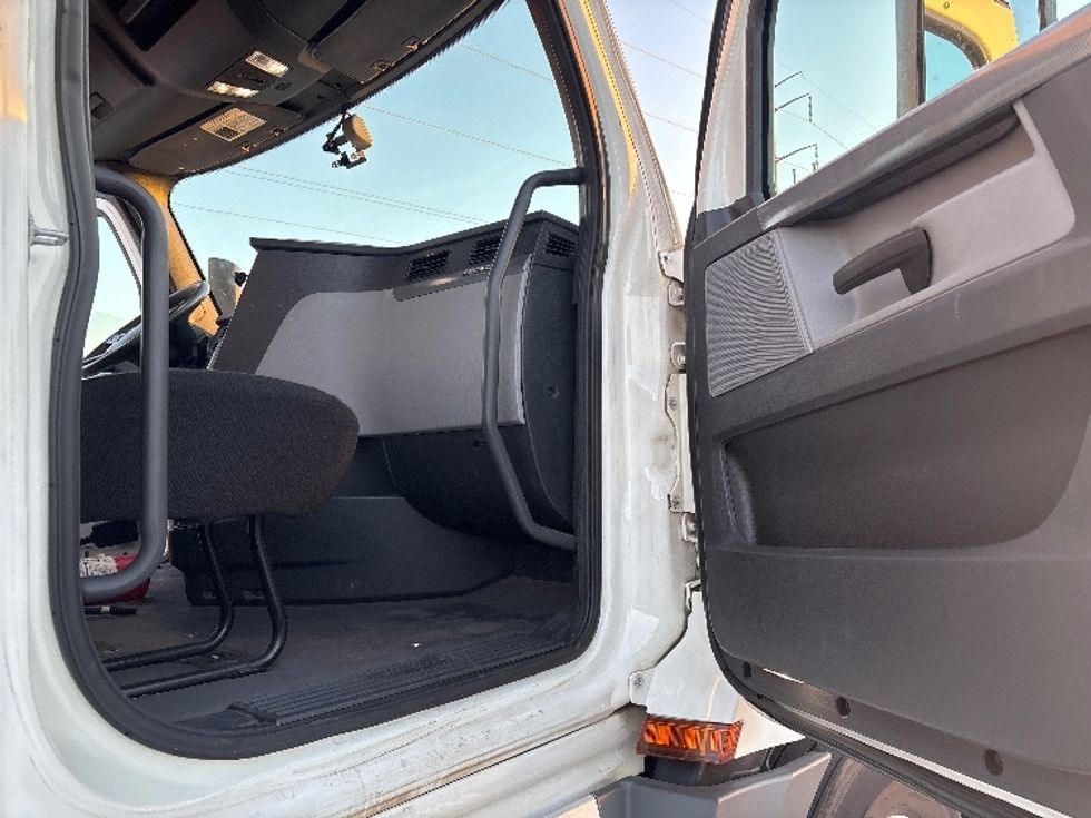 Day Cab Tractor-Heavy Duty Tractors-Freightliner-2020-T12642ST-Norcross-GA-437,447\n\t\tmiles-$ 40,000 - Image 12