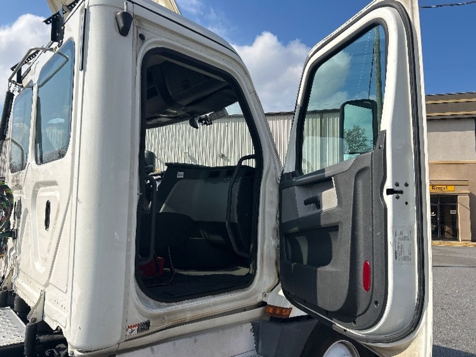 Day Cab Tractor-Heavy Duty Tractors-Freightliner-2020-T12642ST-Norcross-GA-516,157\n\t\tmiles-$ 33,750 - Image 12