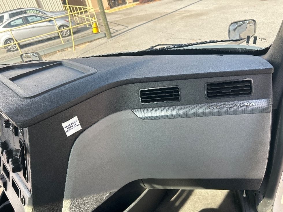 Day Cab Tractor-Heavy Duty Tractors-Freightliner-2020-T12642ST-Norcross-GA-516,157\n\t\tmiles-$ 33,750 - Image 13