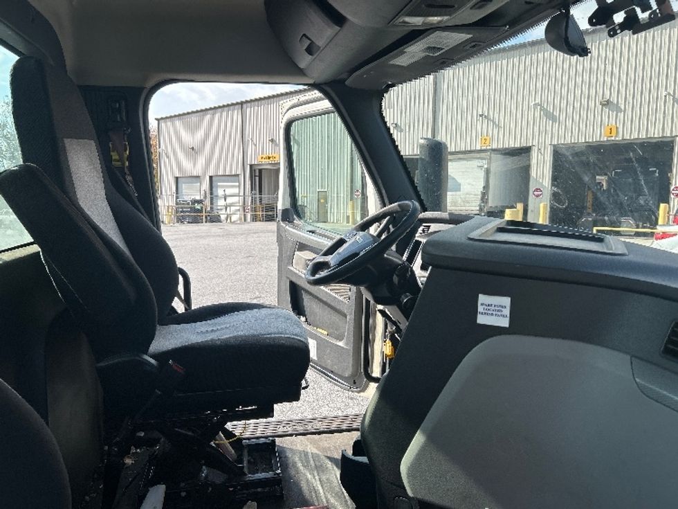 Day Cab Tractor-Heavy Duty Tractors-Freightliner-2020-T12642ST-Norcross-GA-516,157\n\t\tmiles-$ 33,750 - Image 14