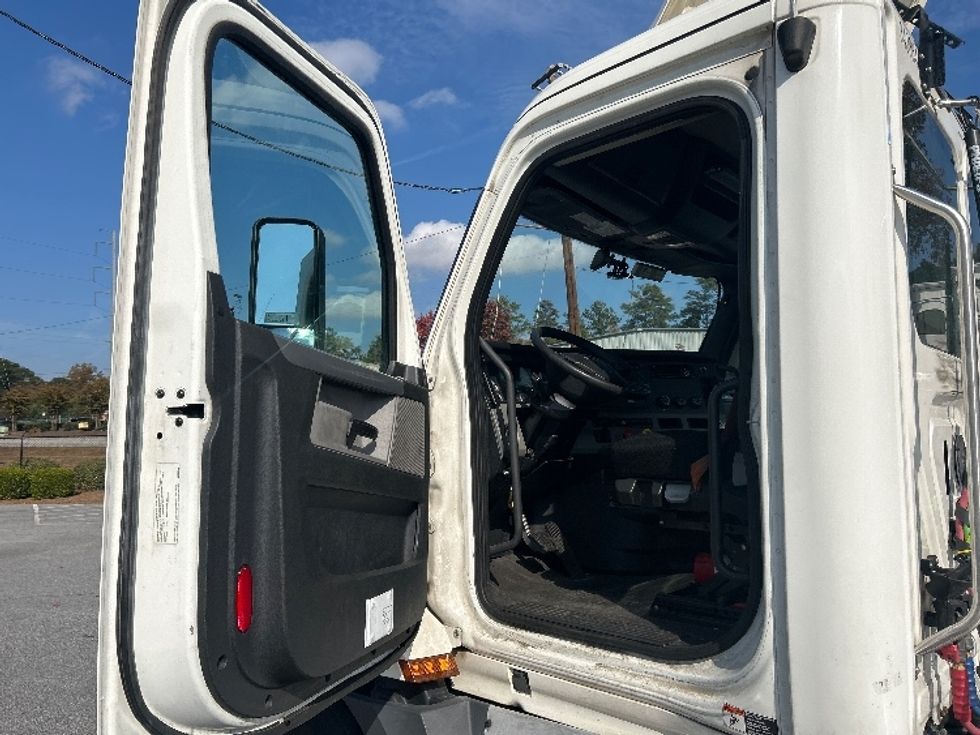 Day Cab Tractor-Heavy Duty Tractors-Freightliner-2020-T12642ST-Norcross-GA-516,157\n\t\tmiles-$ 33,750 - Image 9