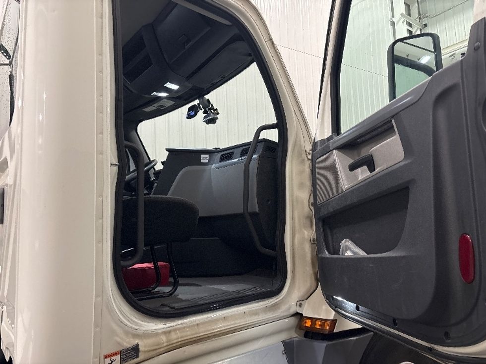 Day Cab Tractor-Heavy Duty Tractors-Freightliner-2020-T12642ST-Norcross-GA-737,406\n\t\tmiles-$ 23,250 - Image 12