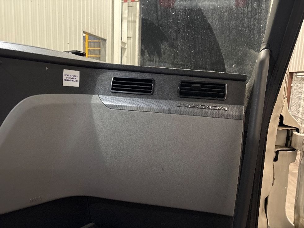 Day Cab Tractor-Heavy Duty Tractors-Freightliner-2020-T12642ST-Norcross-GA-737,406\n\t\tmiles-$ 23,250 - Image 13